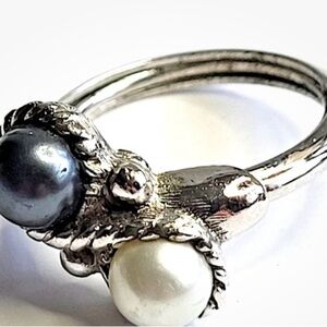 Elegant Silver and Pearl Women's Ring